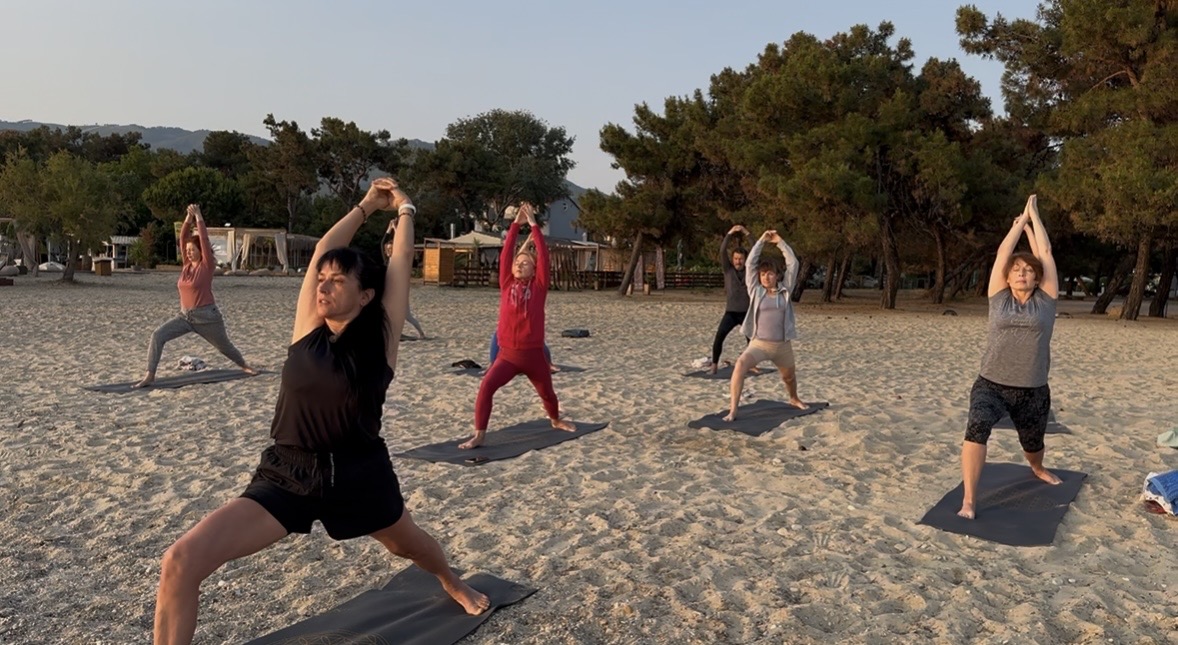 Йога на березі моря